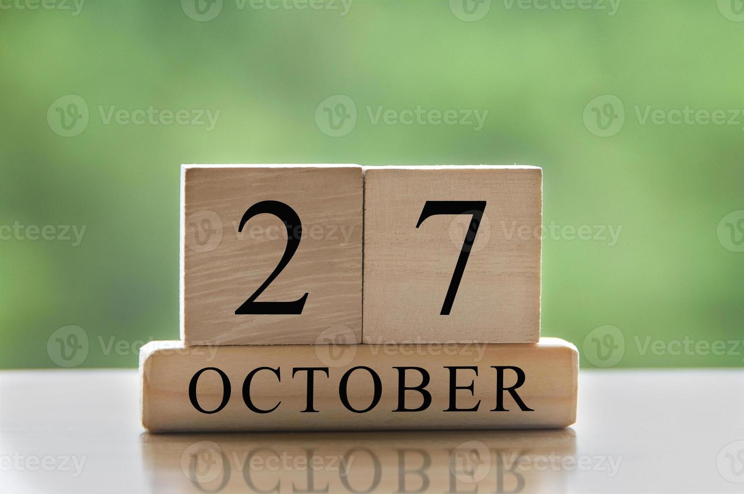 27 de octubre texto de fecha de calendario en bloques de madera con espacio de copia para ideas o texto. copie el espacio y el concepto de calendario foto