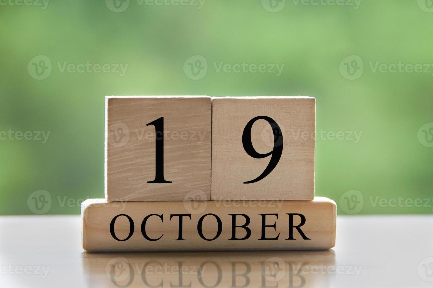 19 de octubre texto de fecha de calendario en bloques de madera con espacio de copia para ideas o texto. copie el espacio y el concepto de calendario foto