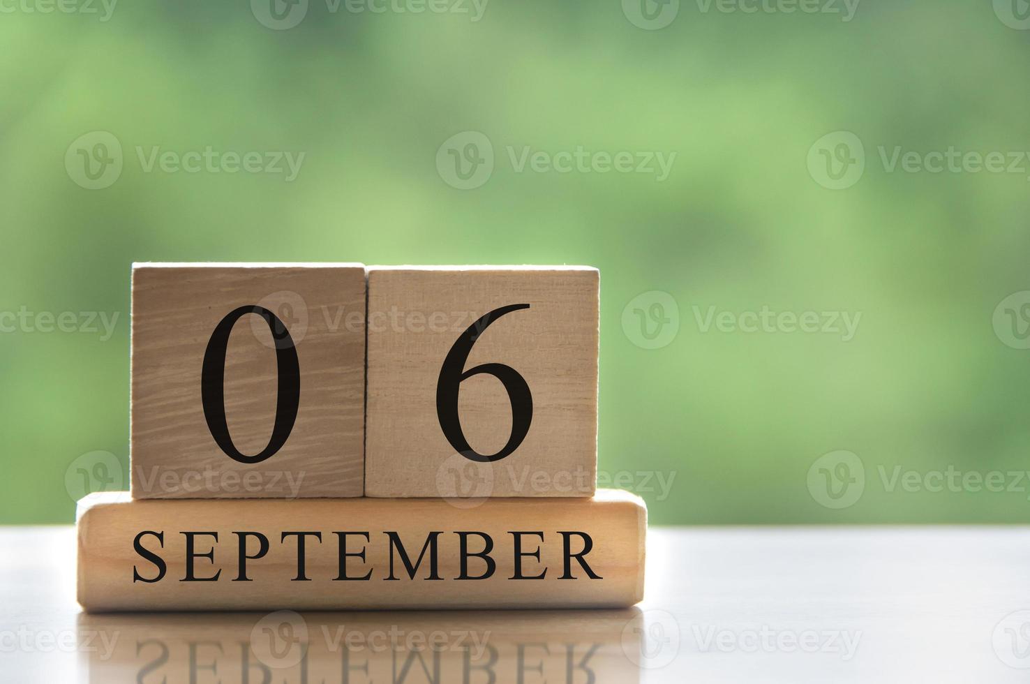 6 de septiembre texto de fecha de calendario en bloques de madera con espacio de copia para ideas. copie el espacio y el concepto de calendario foto