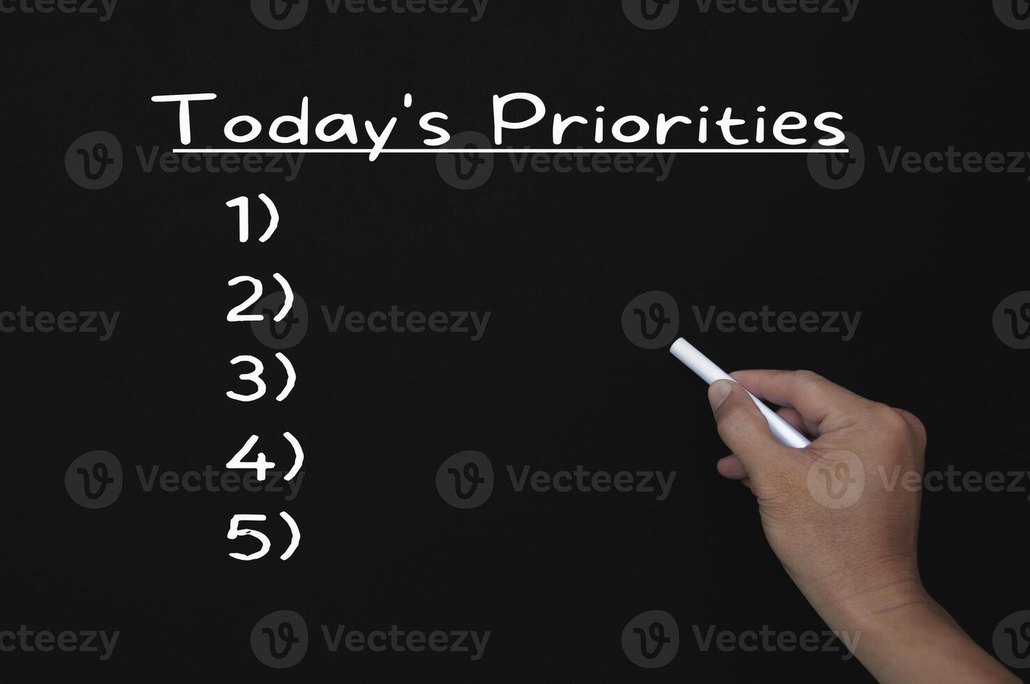 lista de verificación de prioridades de hoy en la pizarra. concepto de negocio y priorización. foto