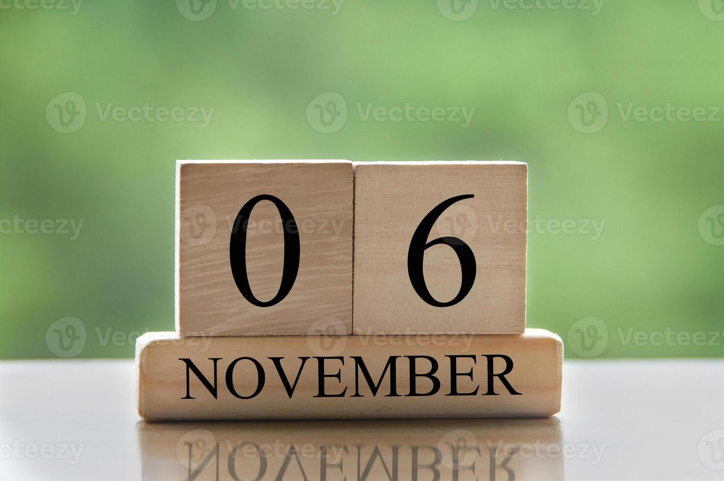 6 de noviembre texto de fecha de calendario en bloques de madera con espacio de copia. foto