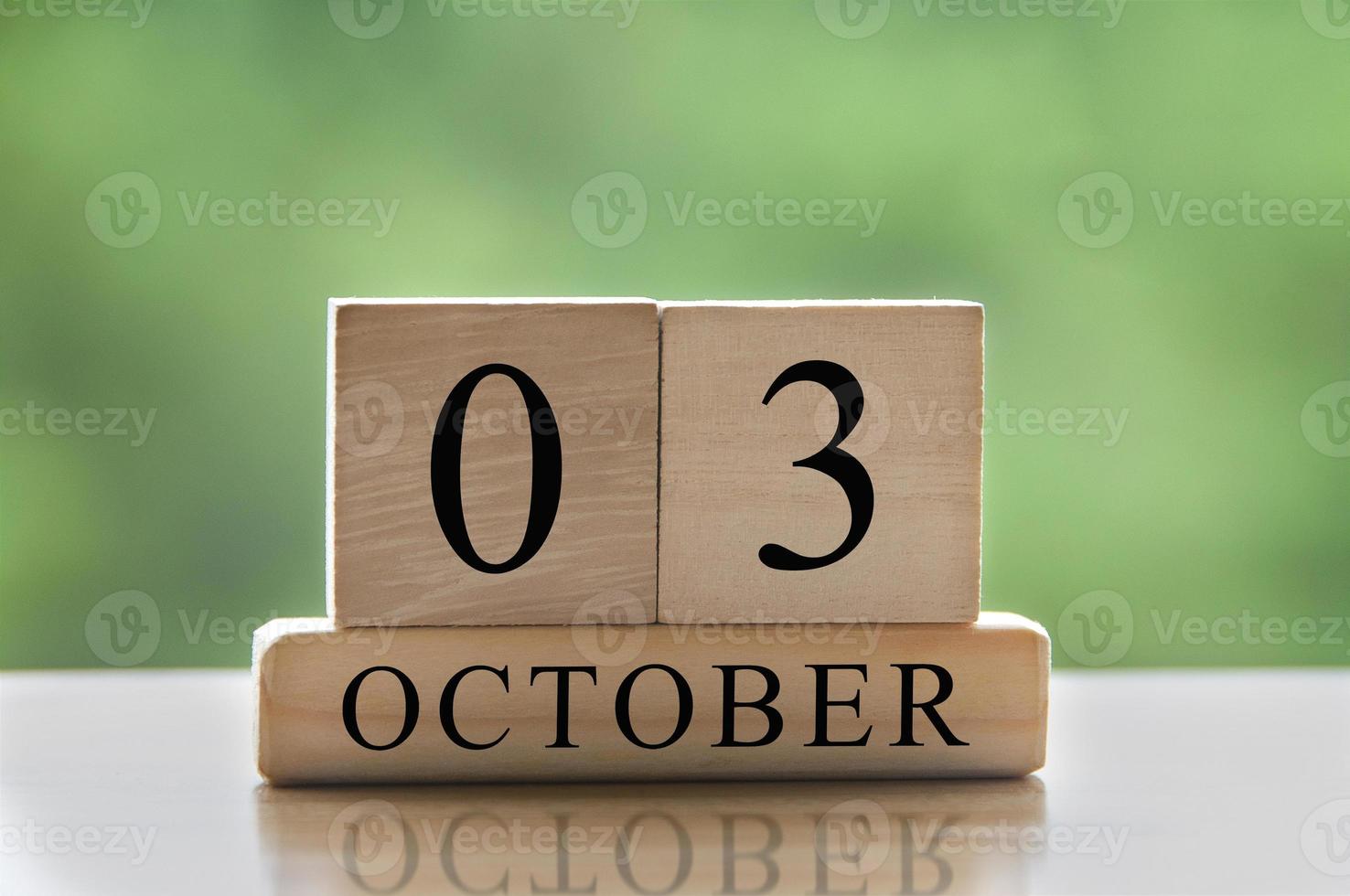 Texto de la fecha del calendario del 3 de octubre en bloques de madera con espacio de copia para ideas. copie el espacio y el concepto de calendario foto