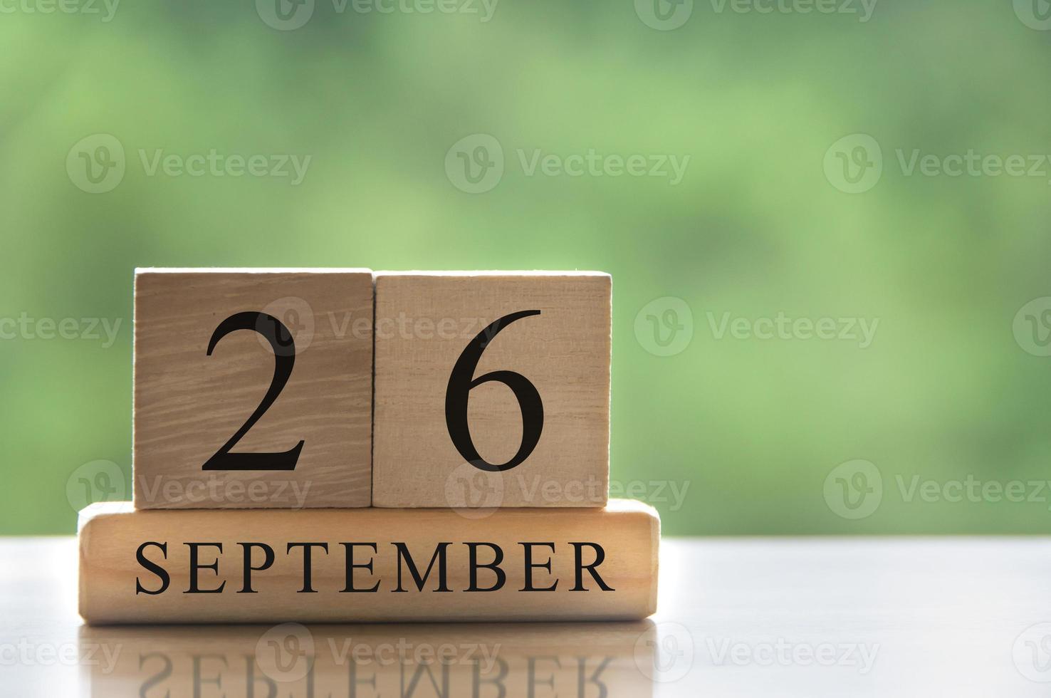 26 de septiembre texto de fecha de calendario en bloques de madera con espacio de copia para ideas. copie el espacio y el concepto de calendario foto