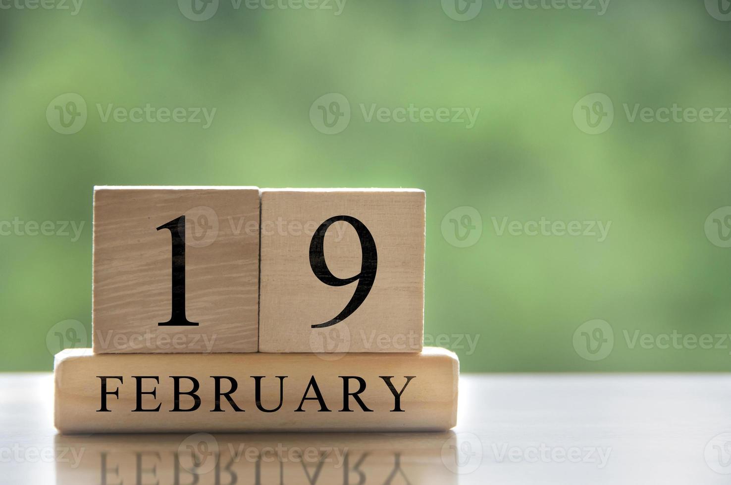 19 de febrero texto de fecha de calendario en bloques de madera con espacio personalizable para texto o ideas. copie el espacio foto