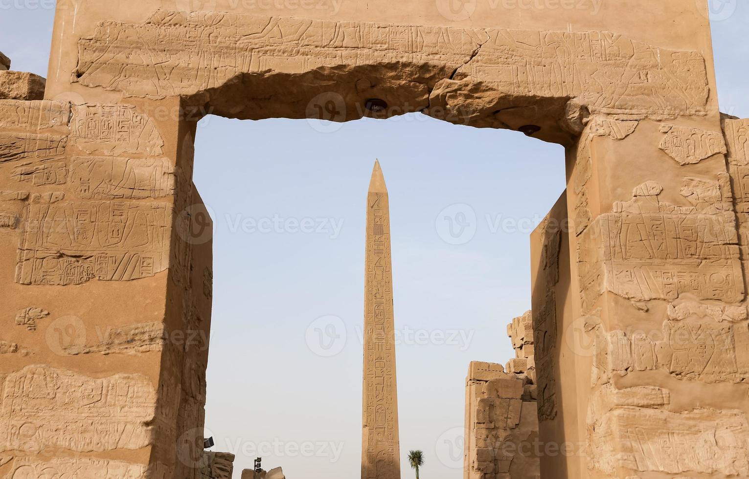 obelisco en el templo de karnak, luxor, egipto foto