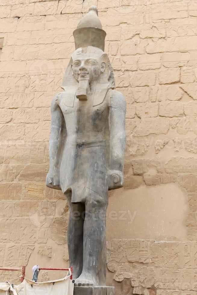 escultura en el templo de luxor en luxor, egipto foto