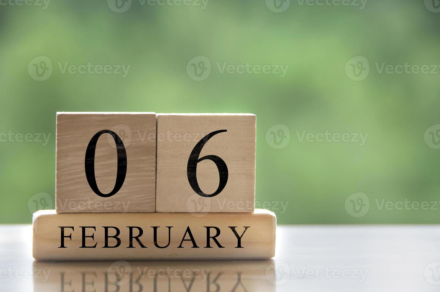 Texto de la fecha del calendario del 6 de febrero en bloques de madera con espacio personalizable para texto o ideas. copie el espacio foto