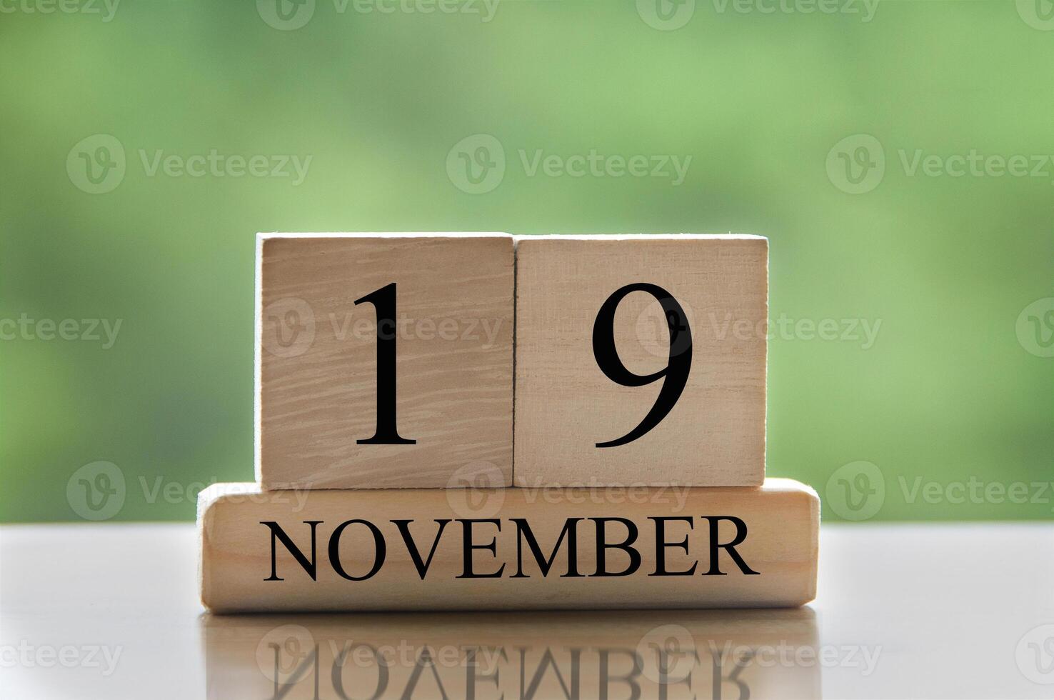 19 de noviembre texto de fecha de calendario en bloques de madera con espacio de copia para ideas o texto. copie el espacio foto