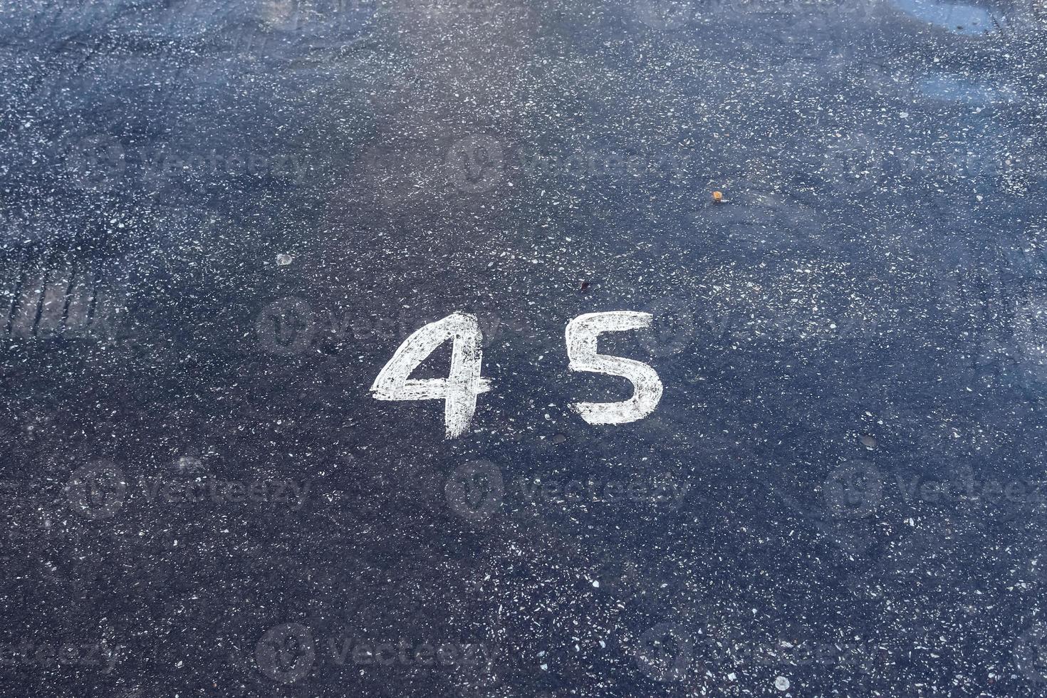 números pintados sobre superficies de hormigón y asfalto foto