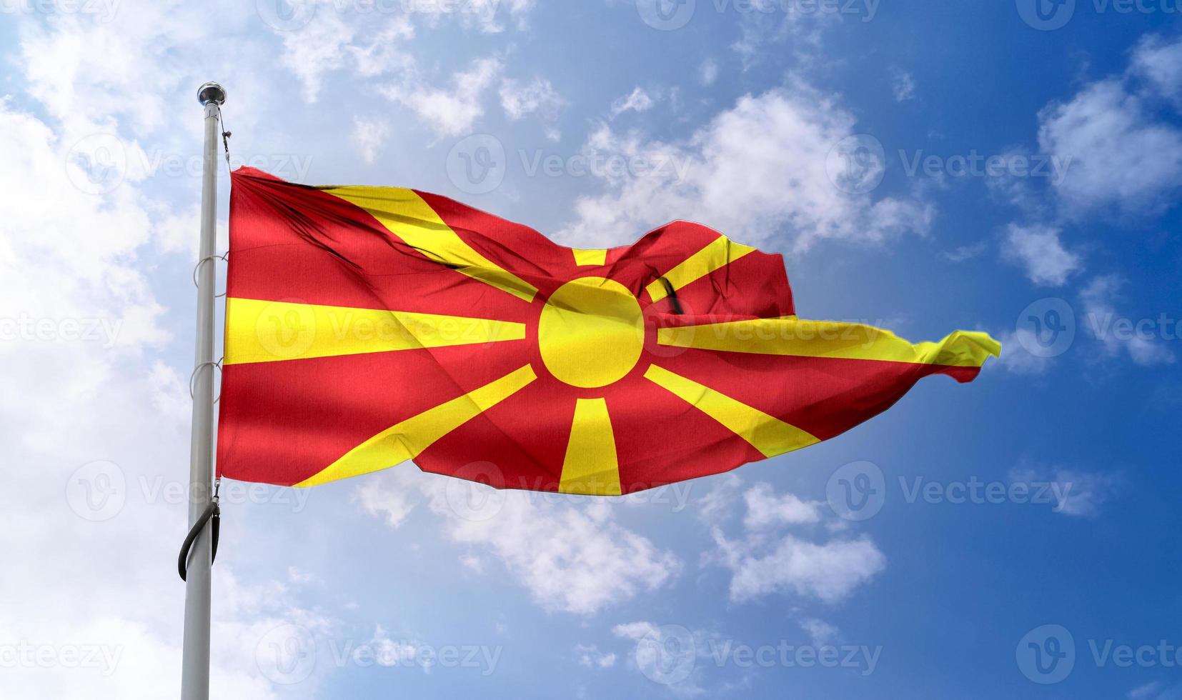 bandera de macedonia del norte - bandera de tela ondeante realista. foto