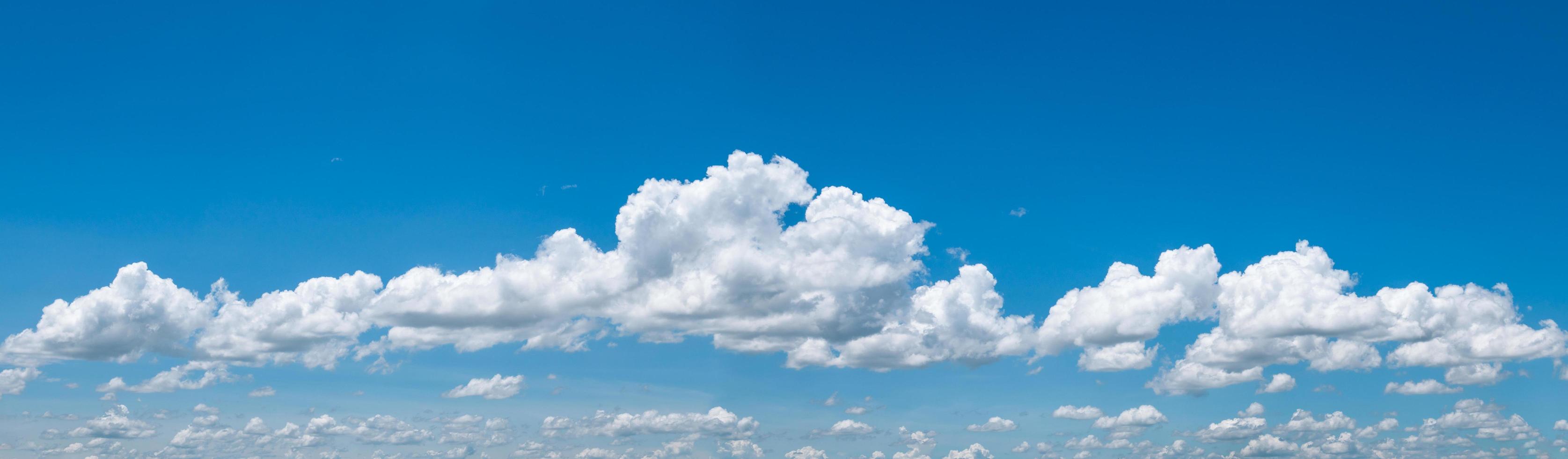 panorama hermoso cielo azul con nubes blancas foto