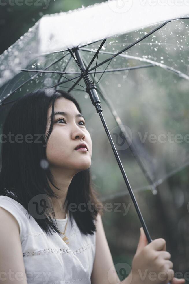 Paraguas mujer en otoño emocionado bajo la lluvia en el día de