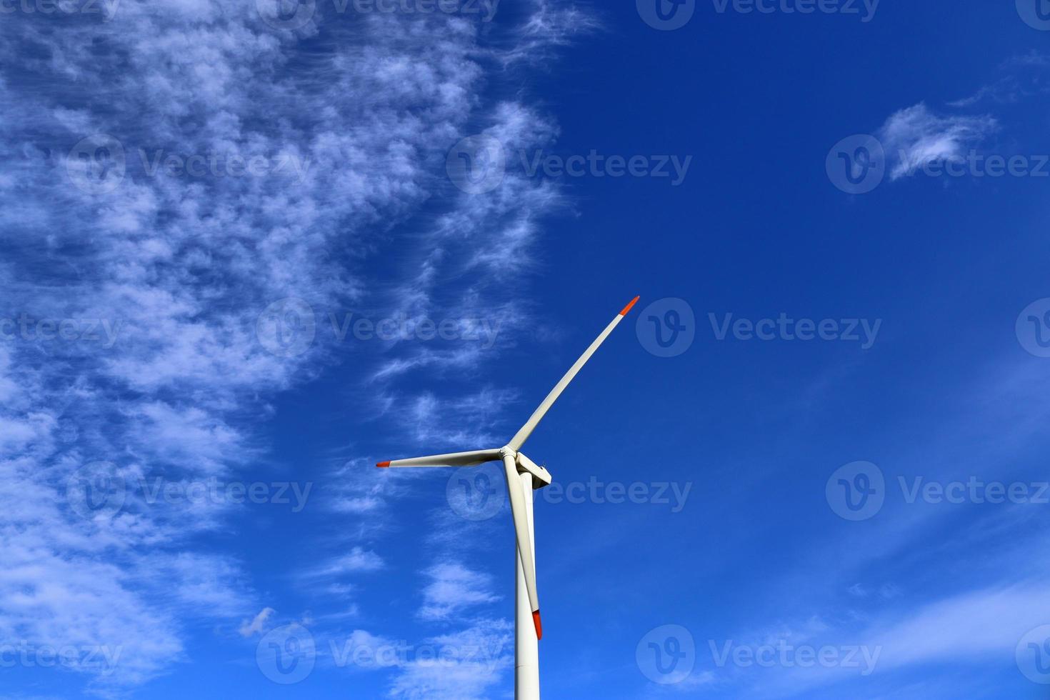 vista panorámica de los molinos de viento de energía alternativa en un parque eólico en el norte de europa foto