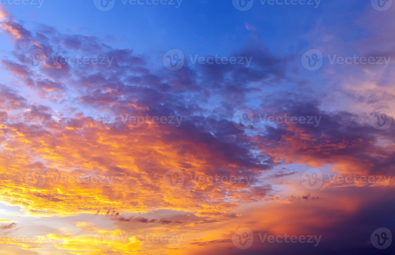 nubes rojas brillantes foto