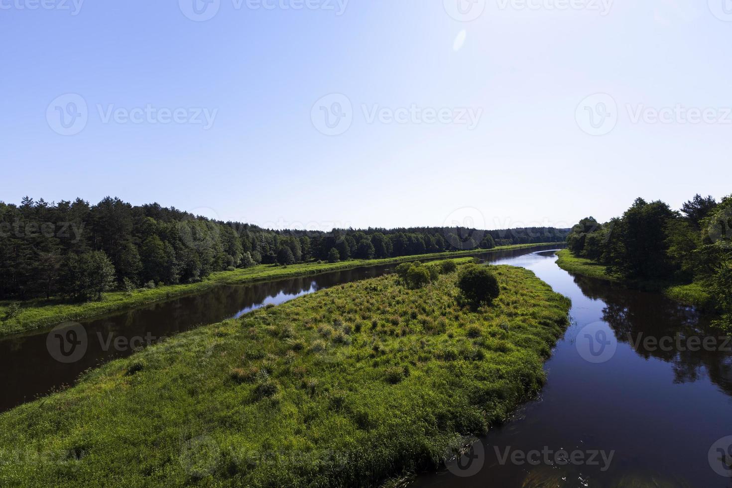 un paisaje de verano con río foto