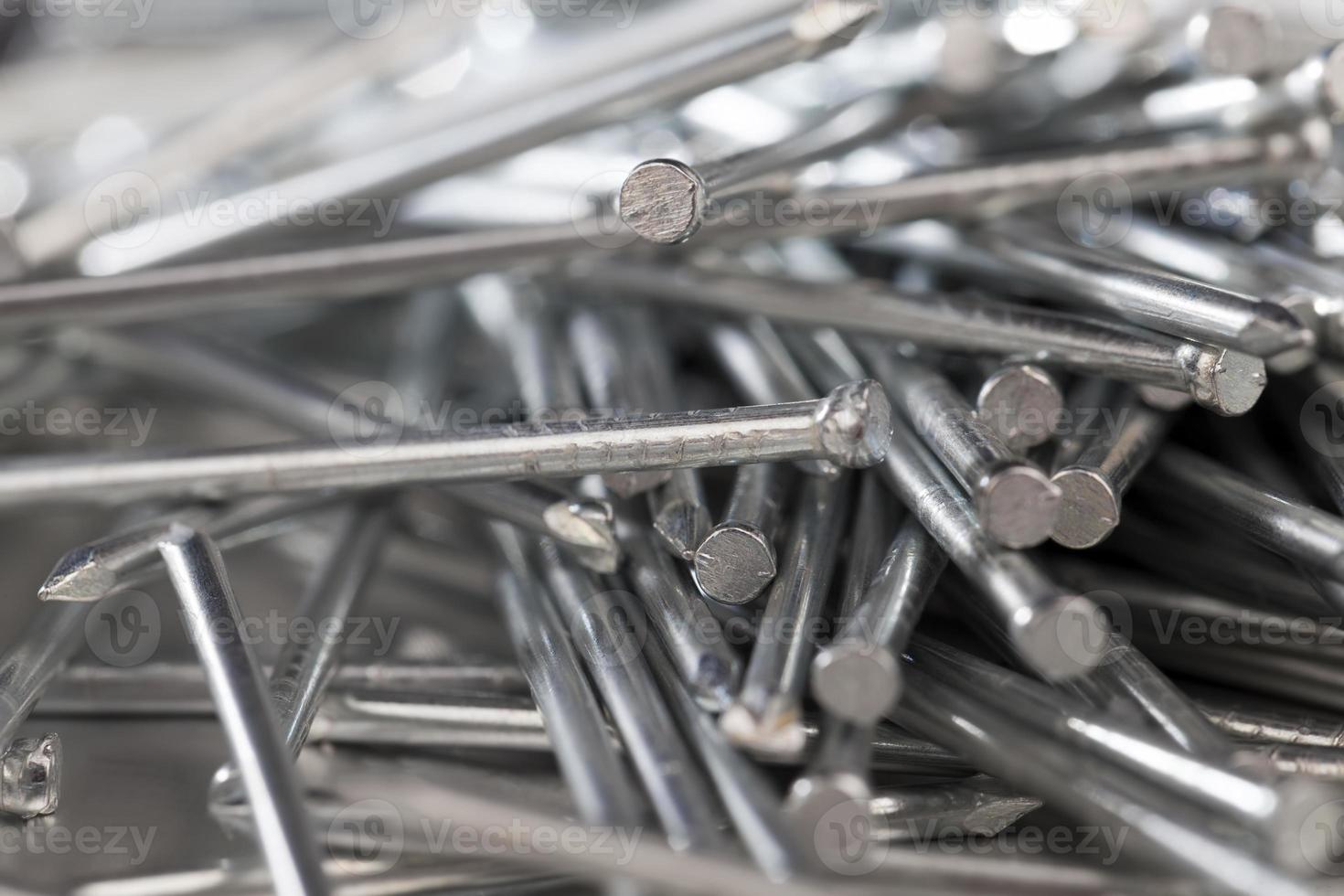 clavos de metal para la producción de la construcción foto