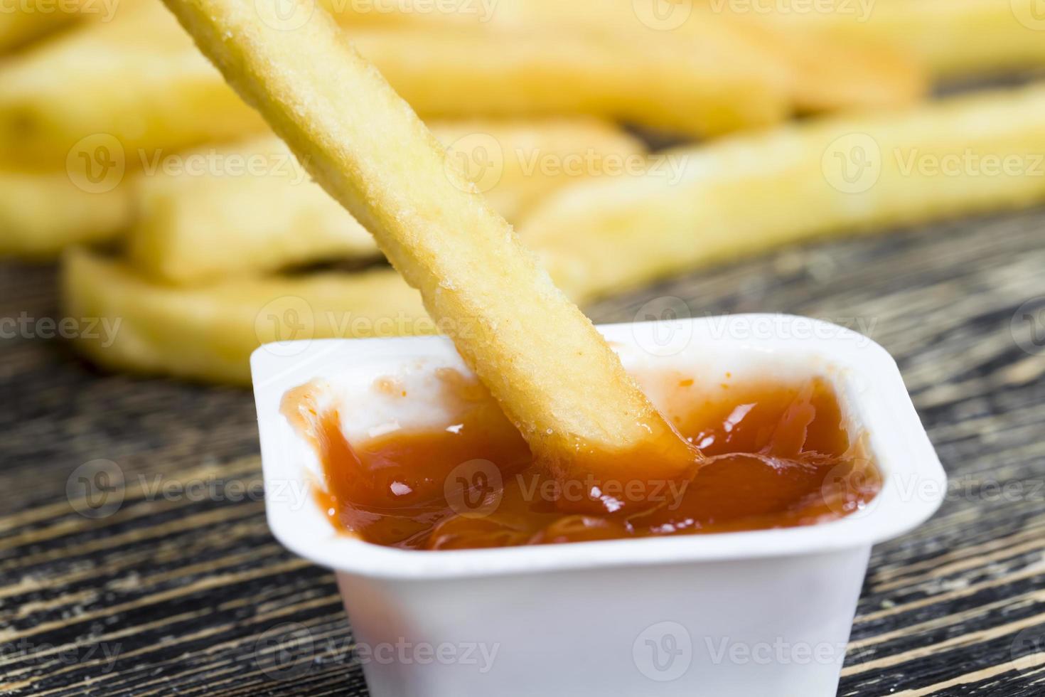 patatas fritas crujientes y ketchup foto