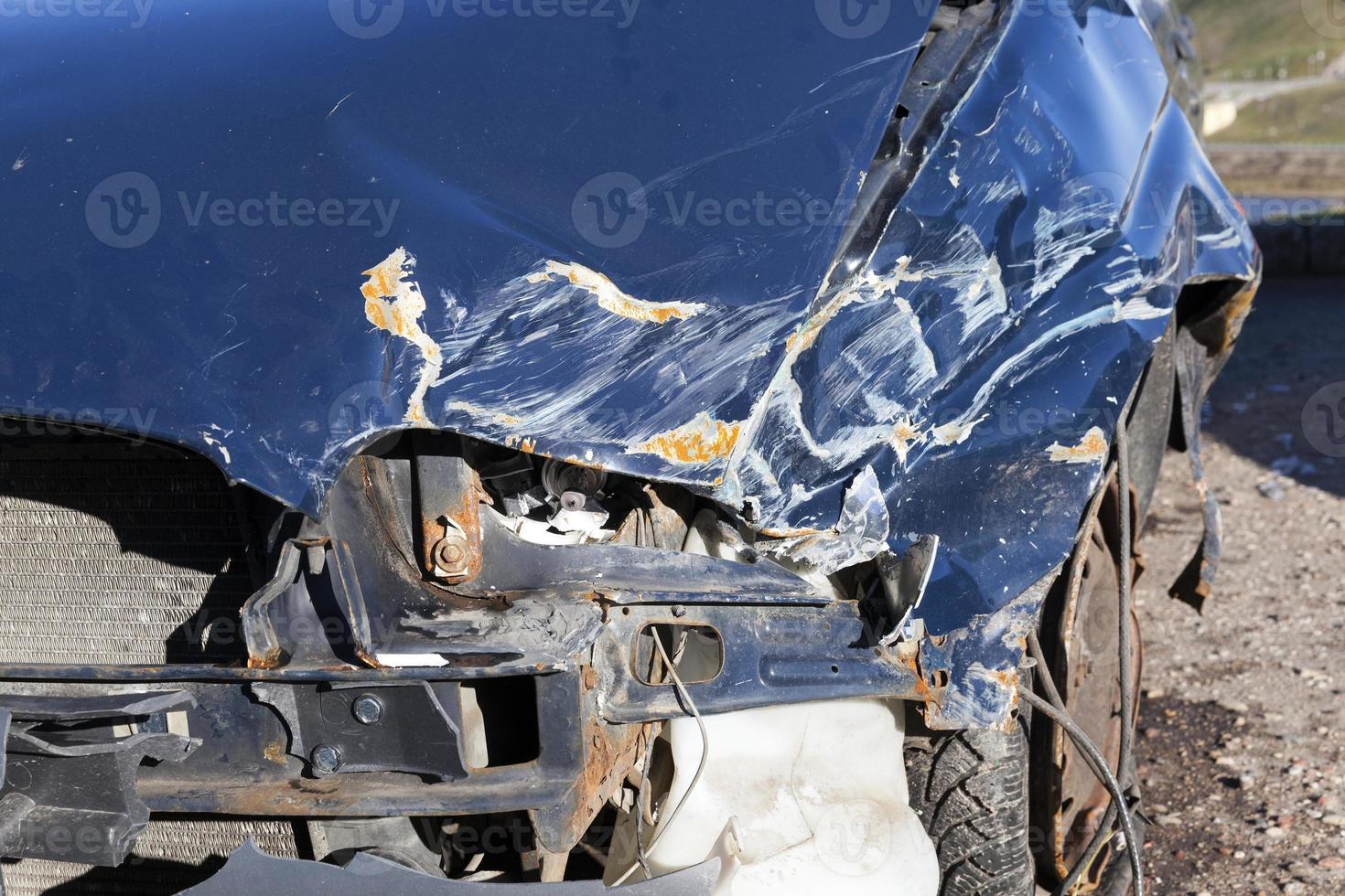 coche azul después de un accidente foto