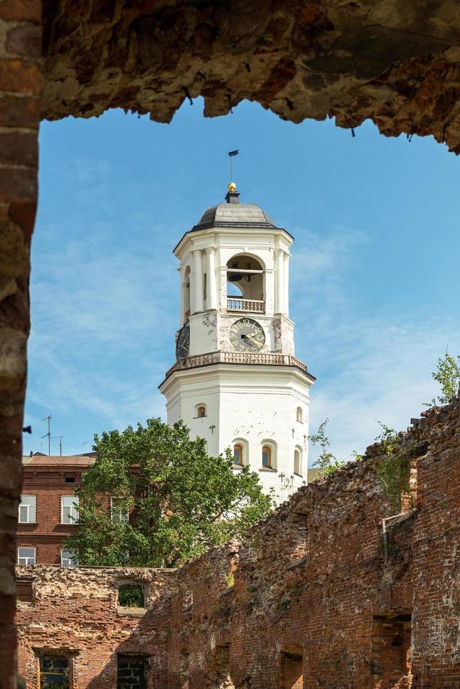 vista de la torre del reloj medieval, vyborg. foto