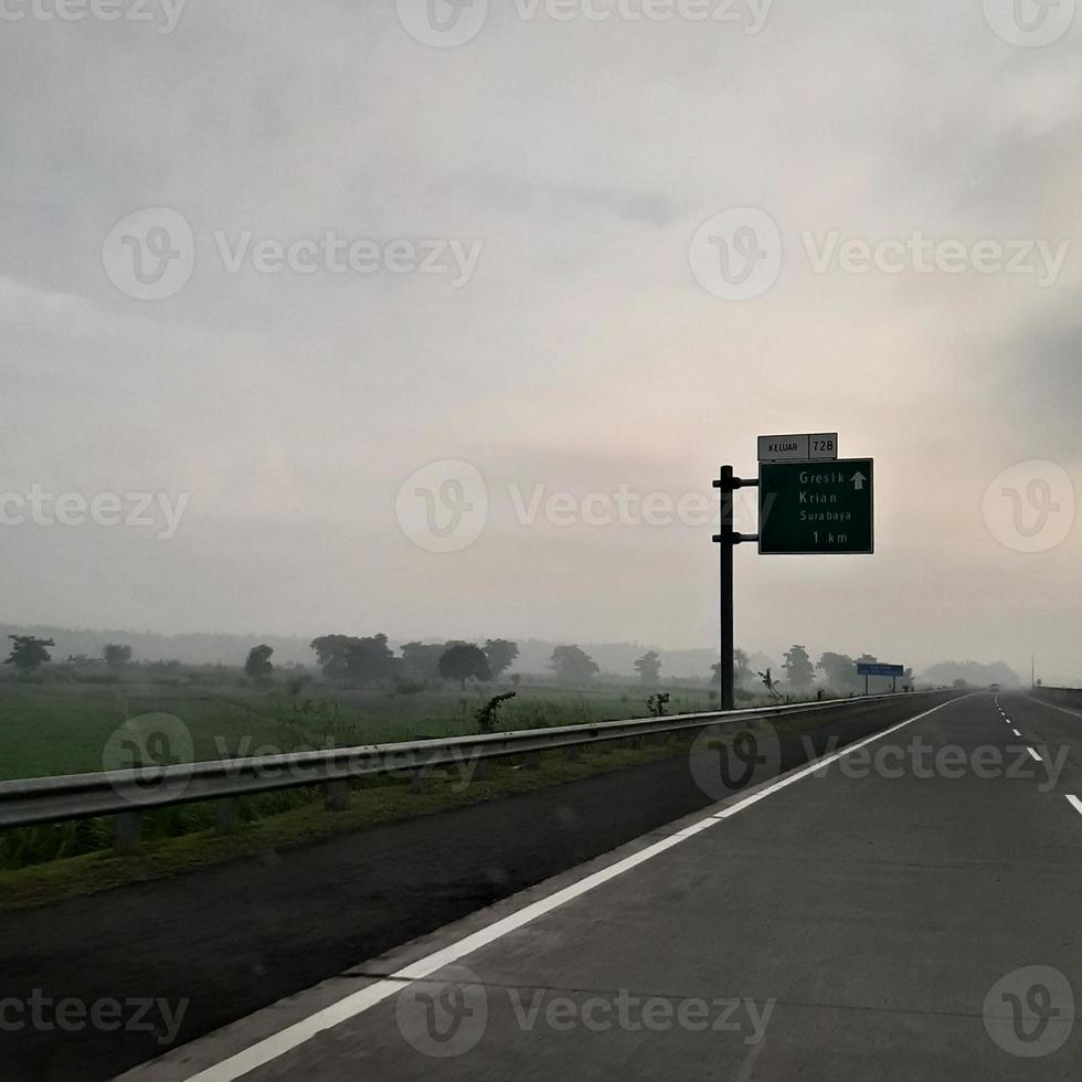 un día de niebla en las carreteras foto