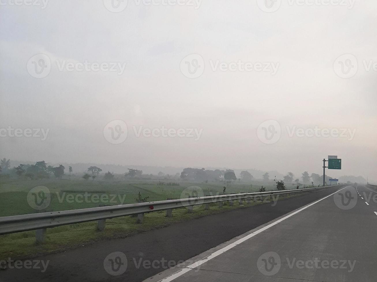 un día de niebla en las carreteras foto