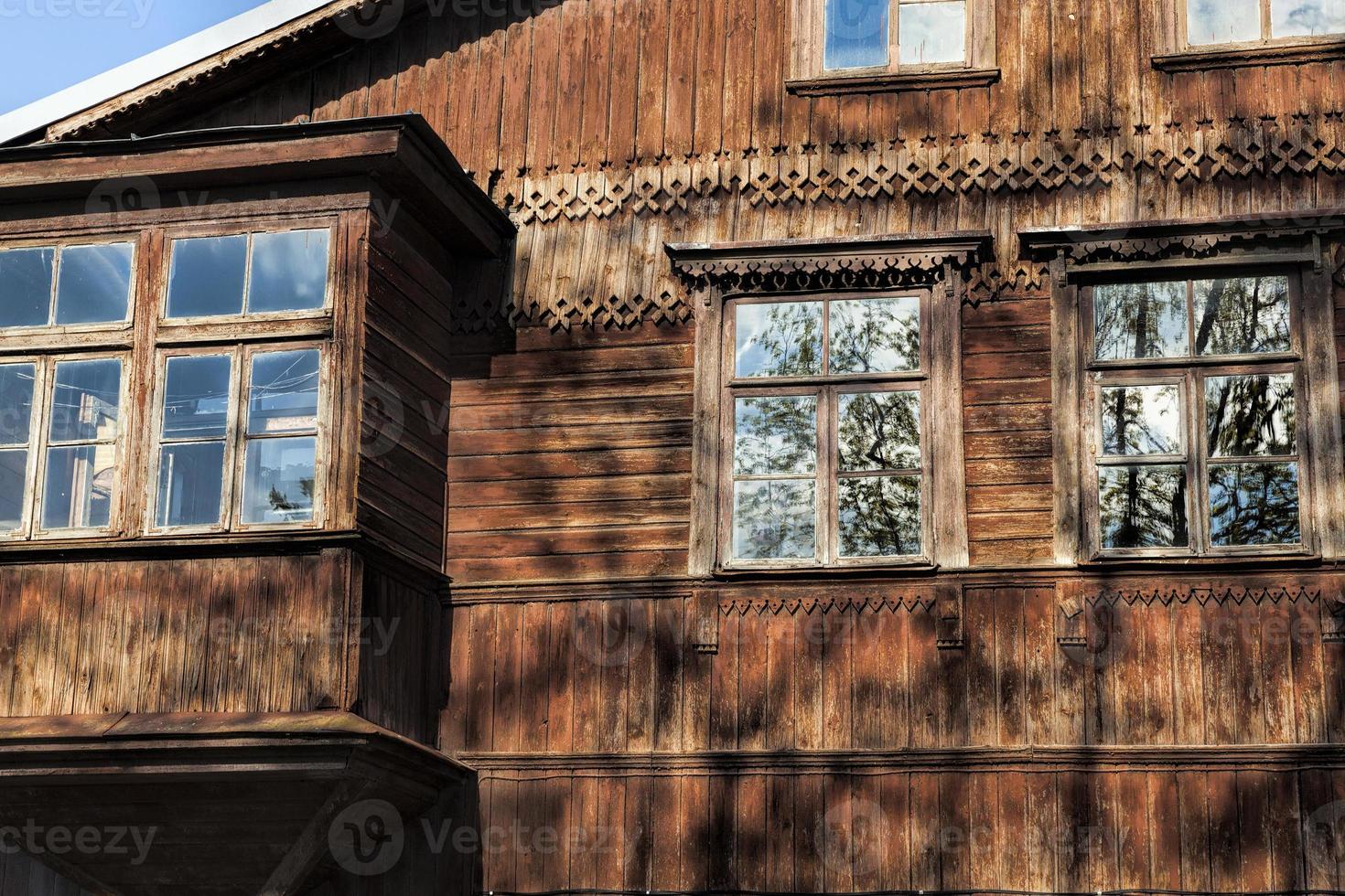 antigua casa de madera abandonada foto