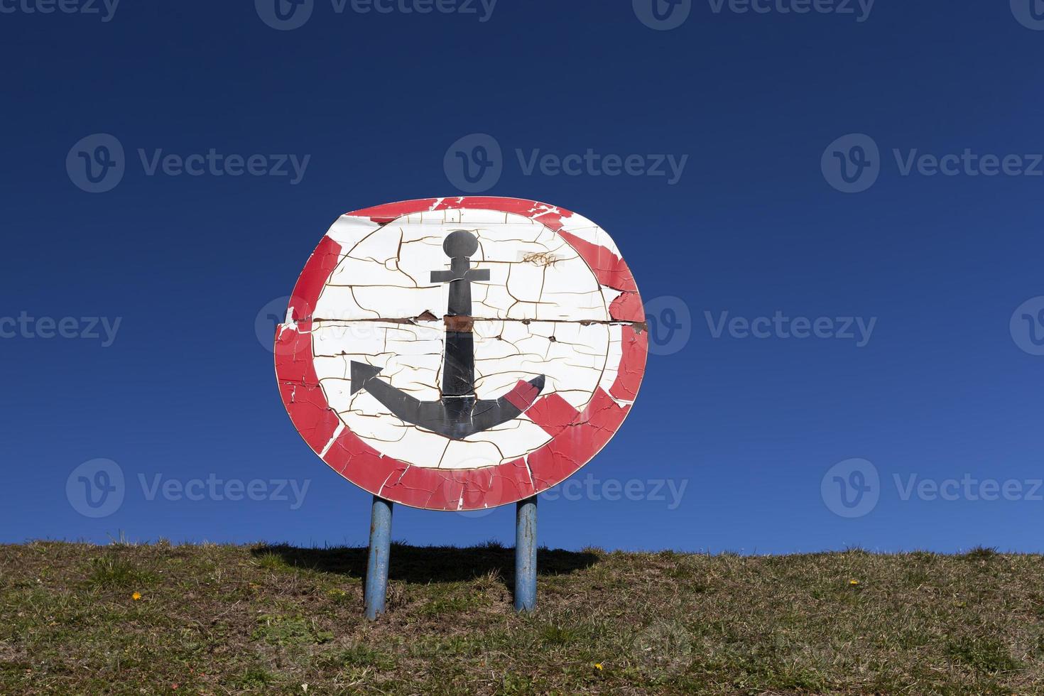 round sign with a red color photo