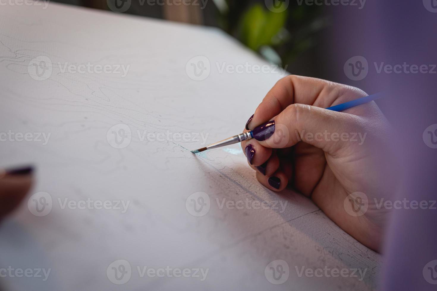 la mujer adulta pintando por números, colores pastel, dibujando sobre lienzo foto