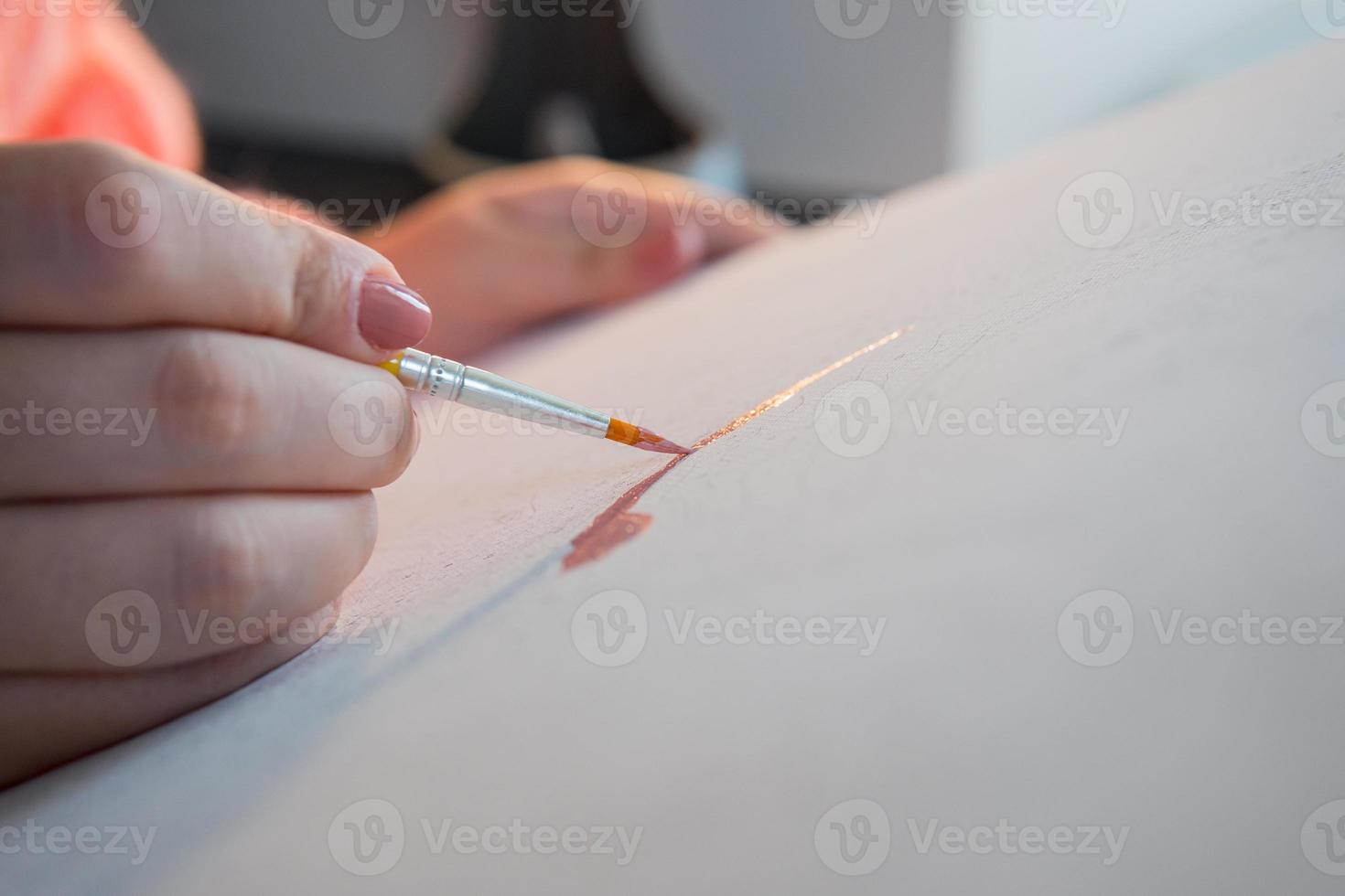 la mujer adulta pintando por números, colores pastel, dibujando sobre lienzo foto