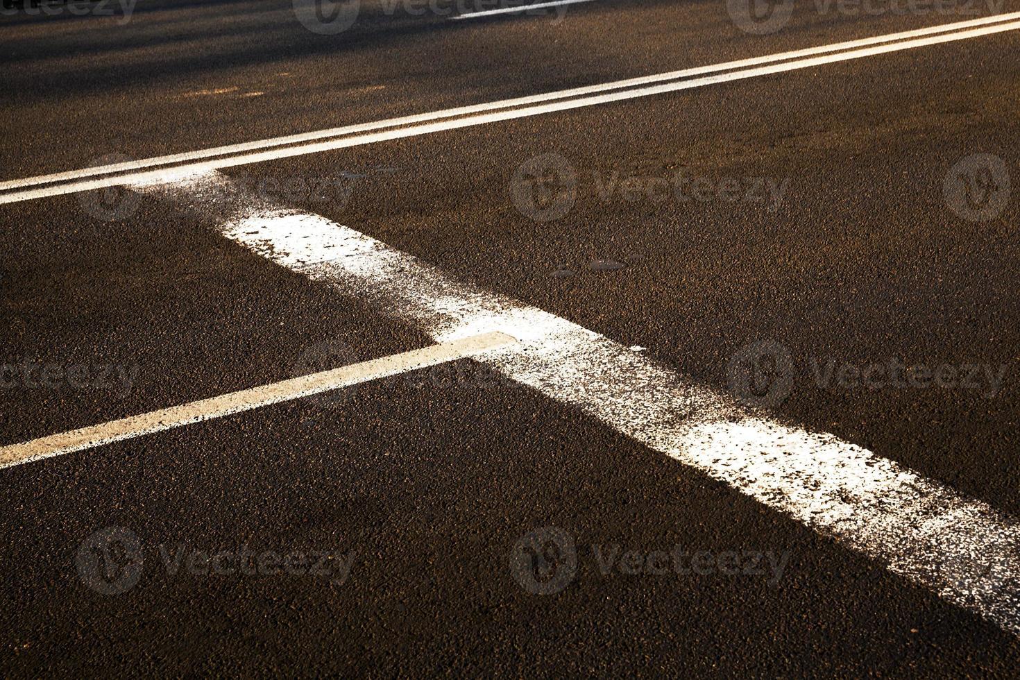 marcas viales desgastadas foto