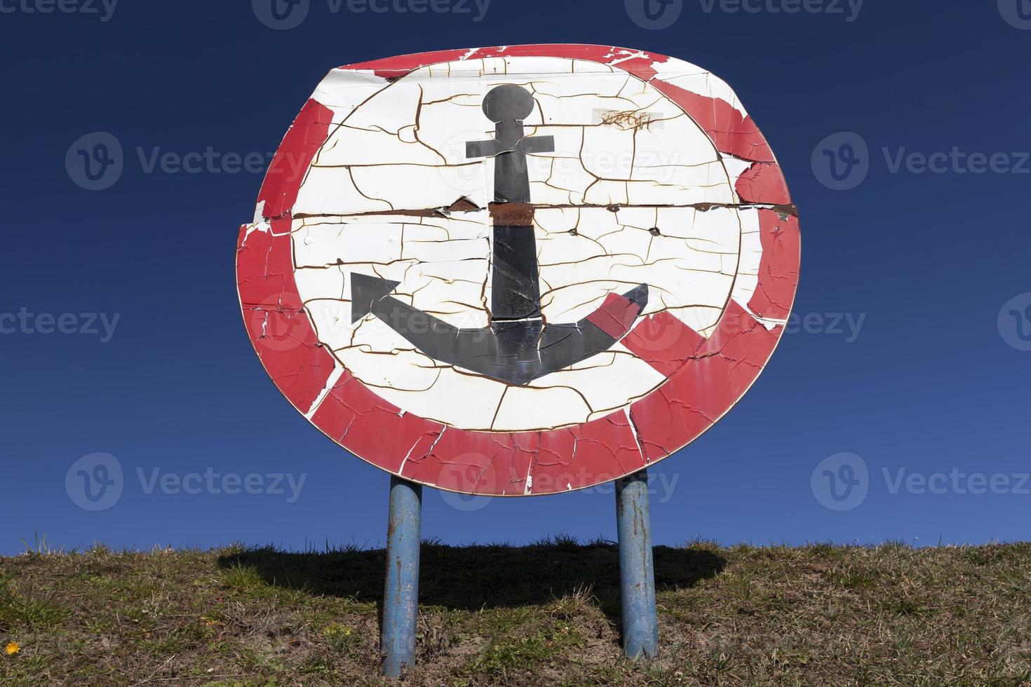 round sign with a red color photo