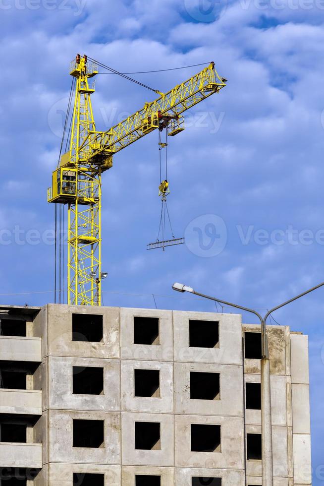 construcción de un nuevo edificio de varios pisos foto