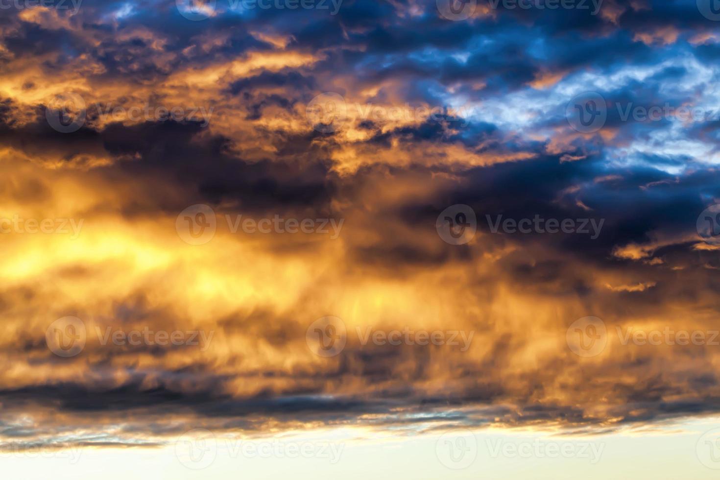 nubes oscuras y cielo brillante iluminado por el sol foto