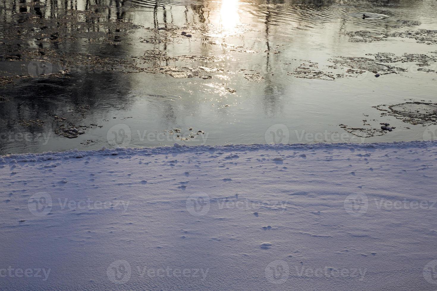 río cubierto de nieve foto