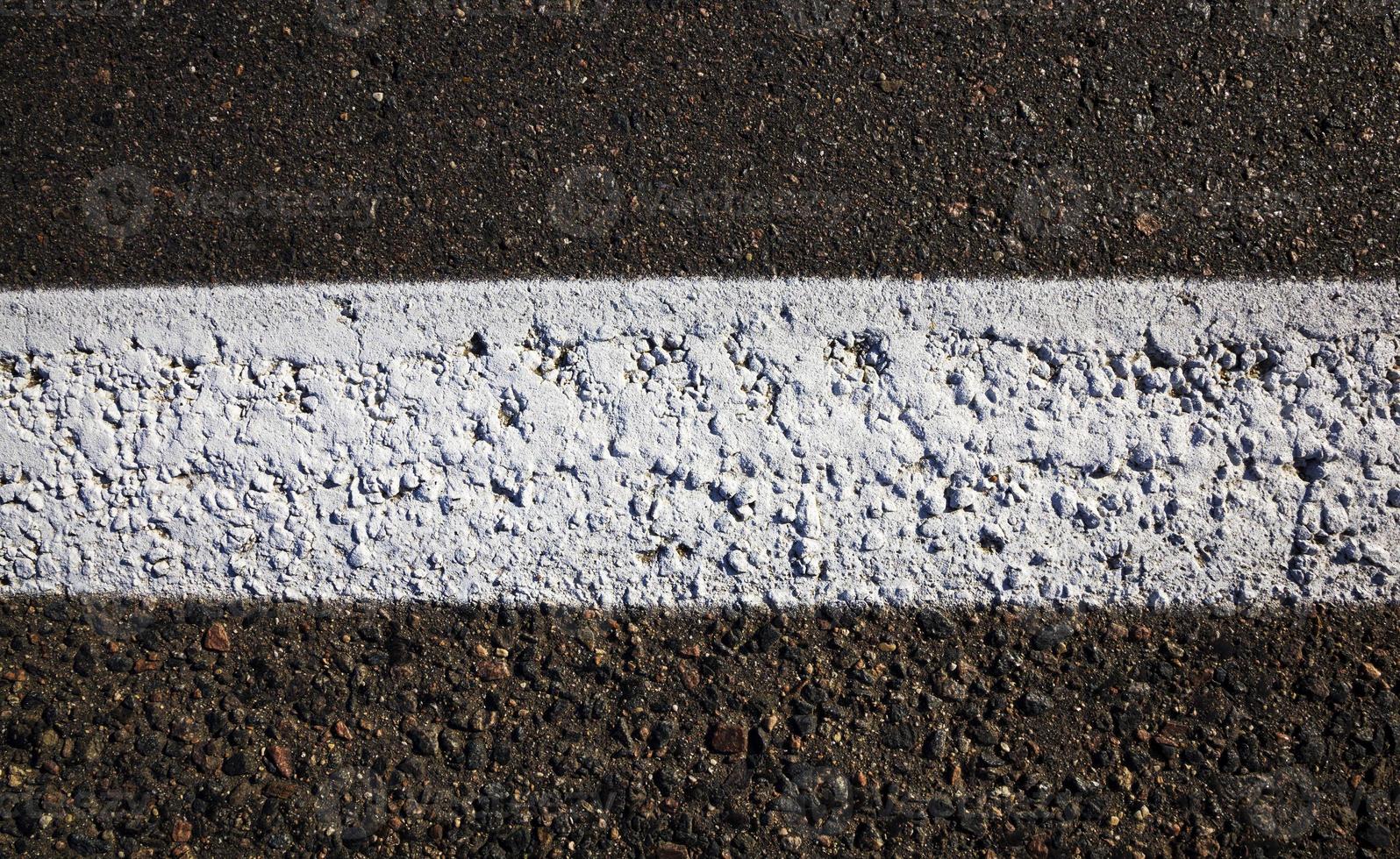 marcas viales blancas asfaltadas foto