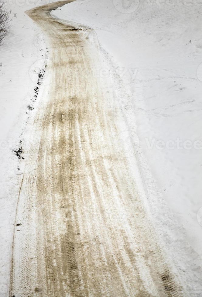 nieve sucia en la carretera foto