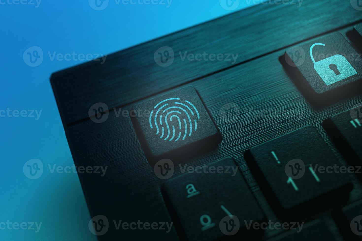 concepto de tecnología de seguridad de huella digital en el teclado. desbloquear usuario. tecnología mundial. protección de datos y ciberseguridad. foto