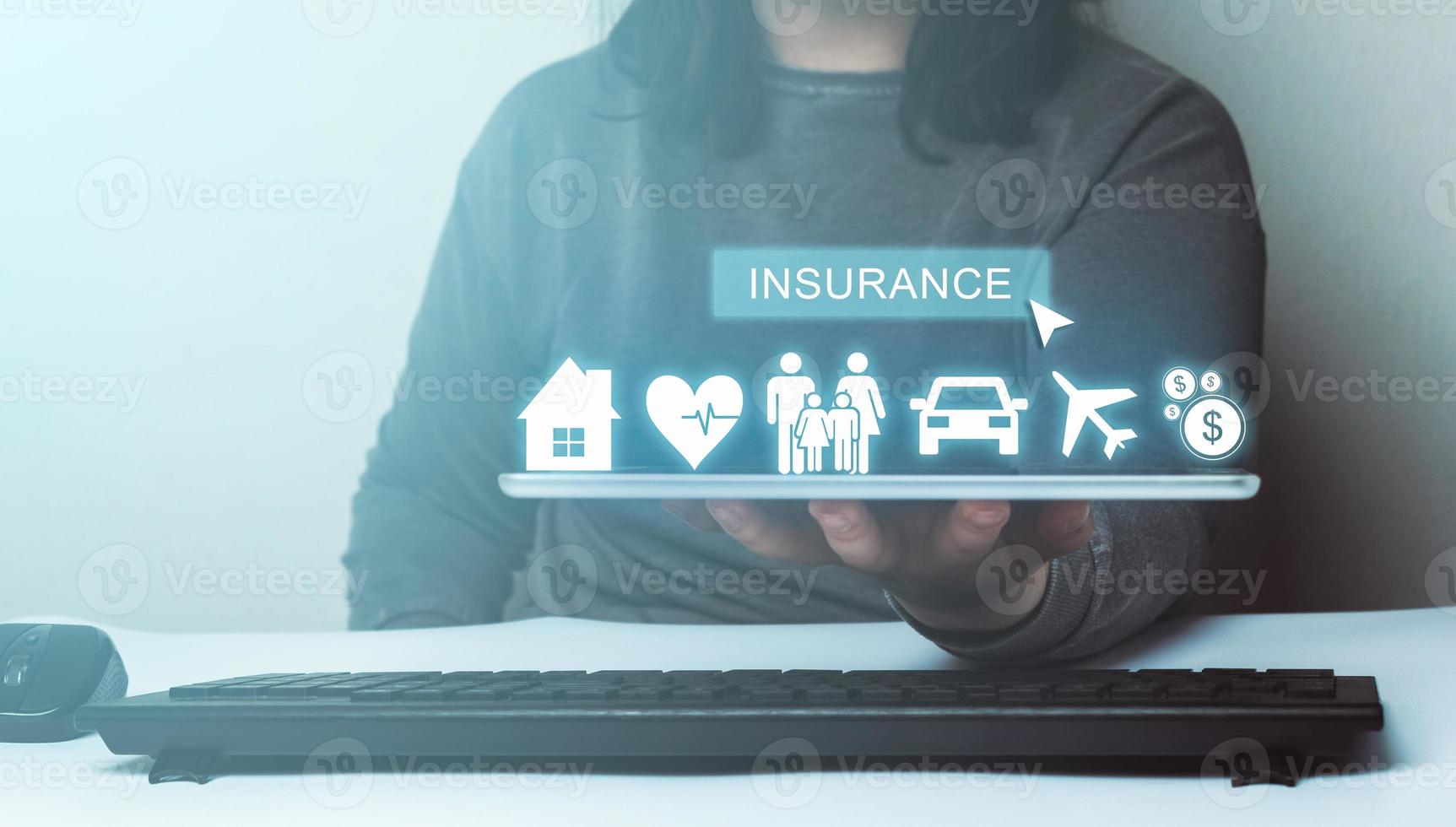 mujer joven mostrando tableta con póliza y seguro de vida familiar. íconos de automóviles, familiares, viajes, vida, bancos y seguros de salud. foto