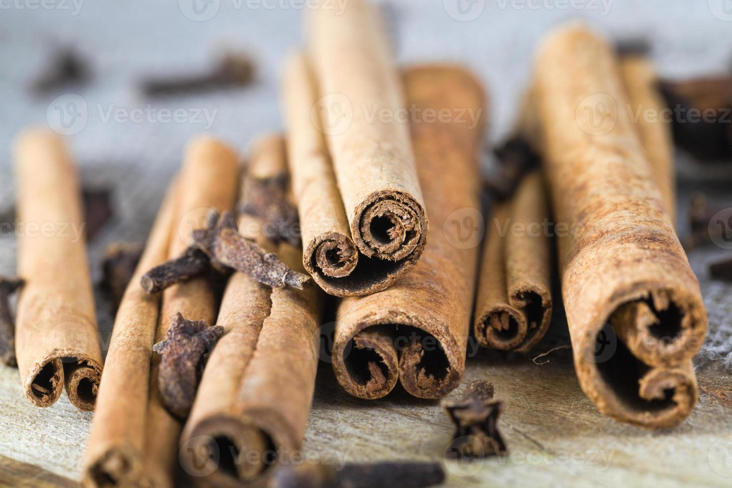 cinnamon with clove flowers 9420089 Stock Photo at Vecteezy