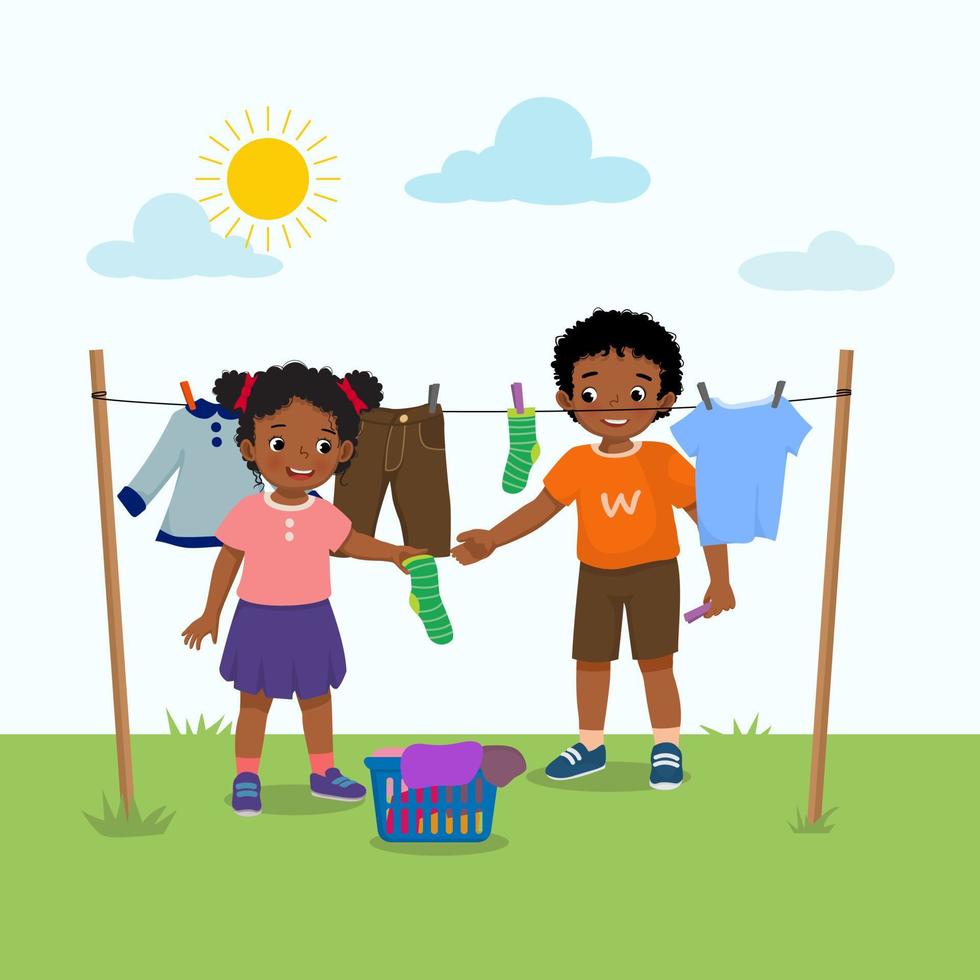 lindos niños africanos haciendo tareas de lavandería colgando ropa mojada afuera bajo la luz del sol para secar en el patio trasero vector