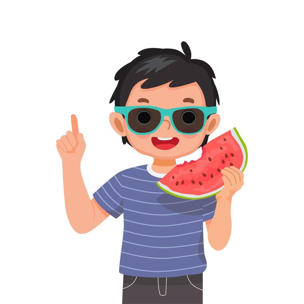 niño lindo feliz con gafas de sol comiendo sandía apuntando con el dedo hacia arriba en el día soleado de verano vector