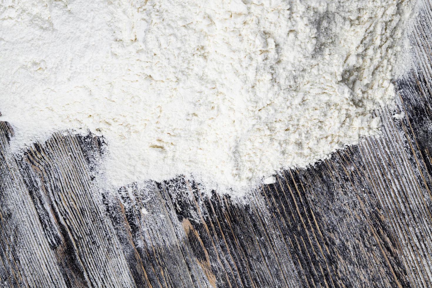 poured white wheat flour photo