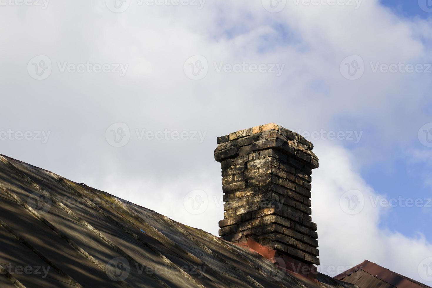 parte de la chimenea de ladrillo foto