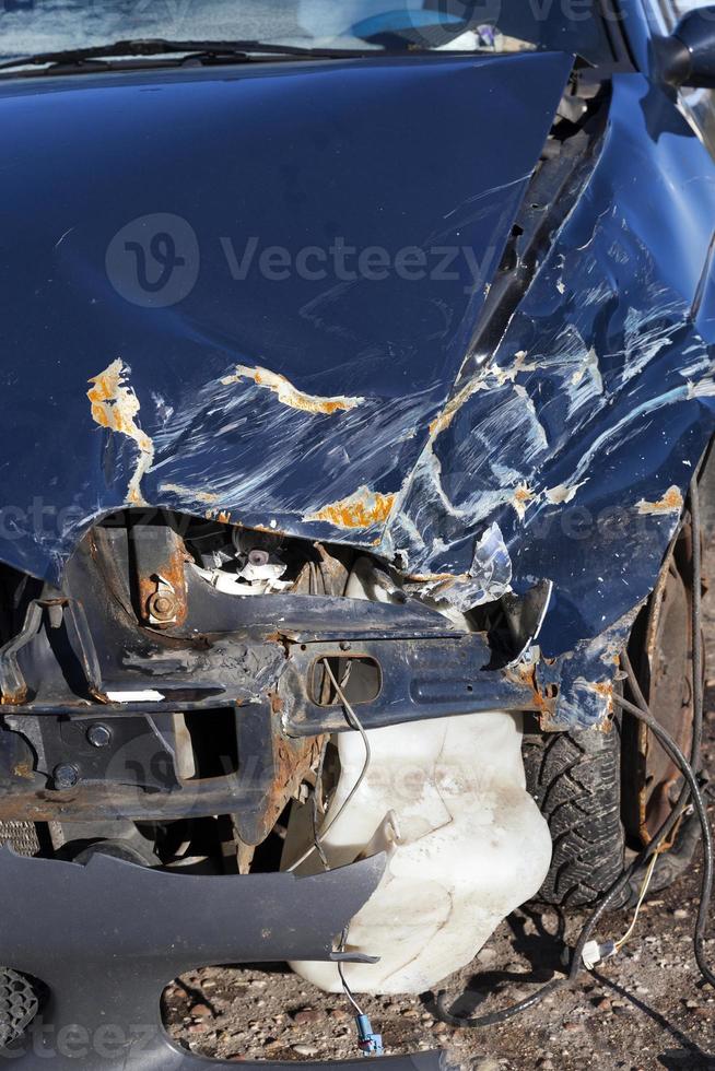 la destrucción del coche después del accidente foto