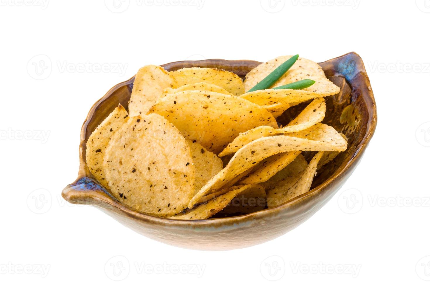 papas fritas en un tazón sobre fondo blanco foto