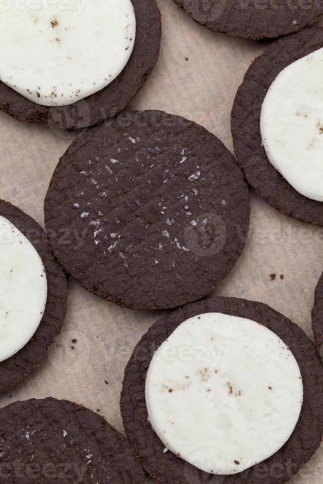 galletas de chocolate con relleno de crema cremosa foto