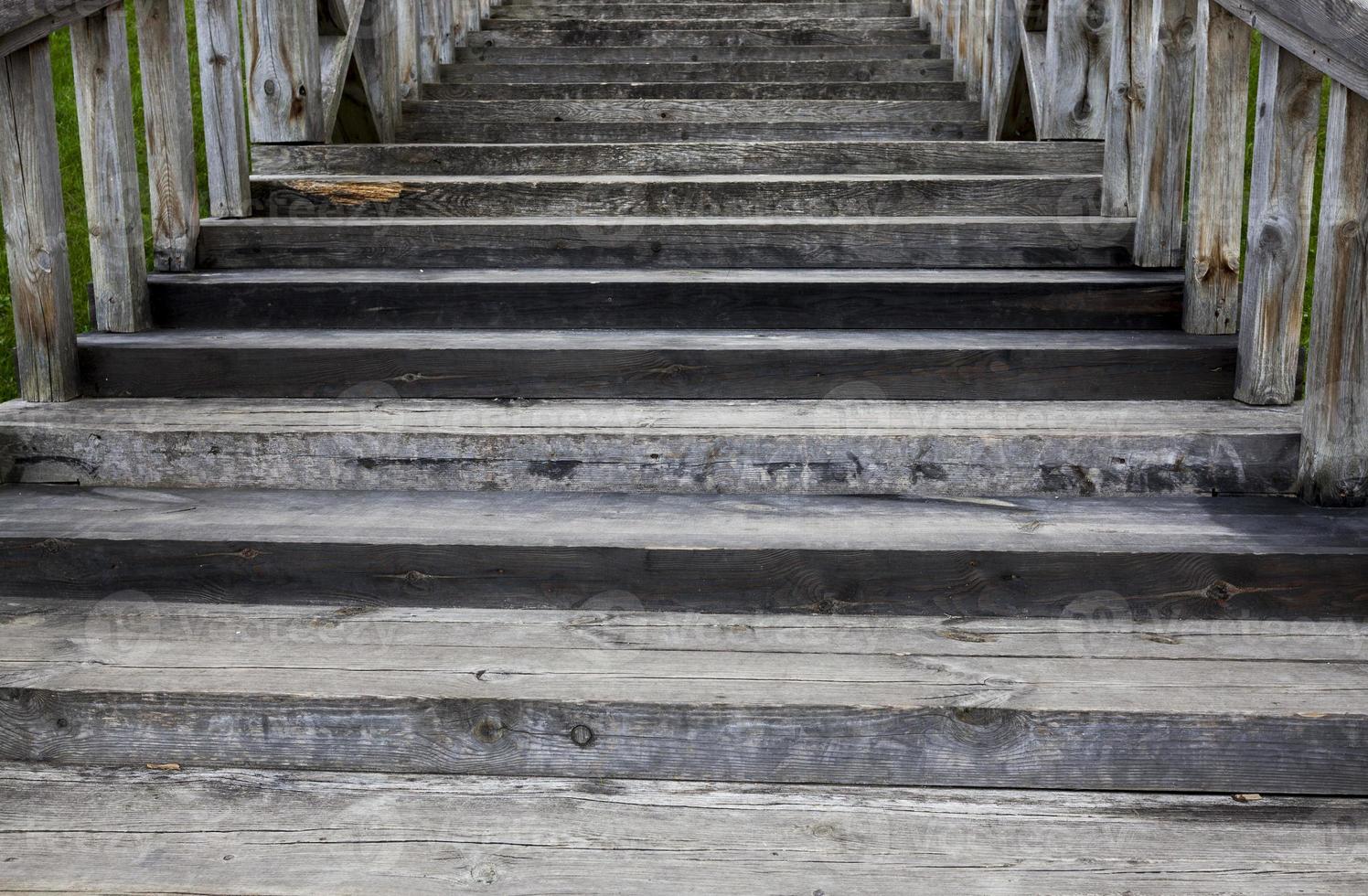 una antigua escalera de madera hecha de tablones foto