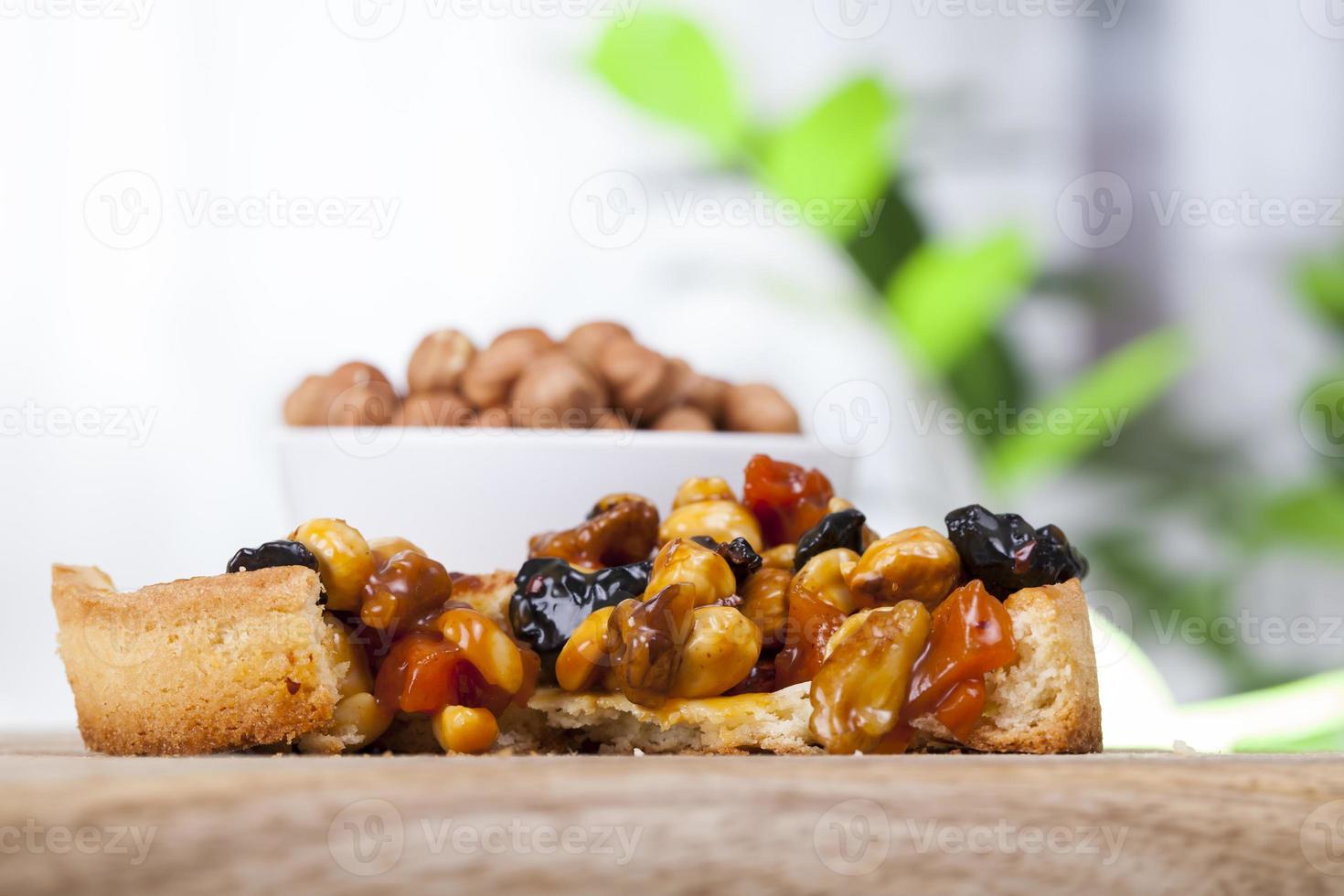 tartaleta de nuez cubierta con una capa de caramelo líquido foto