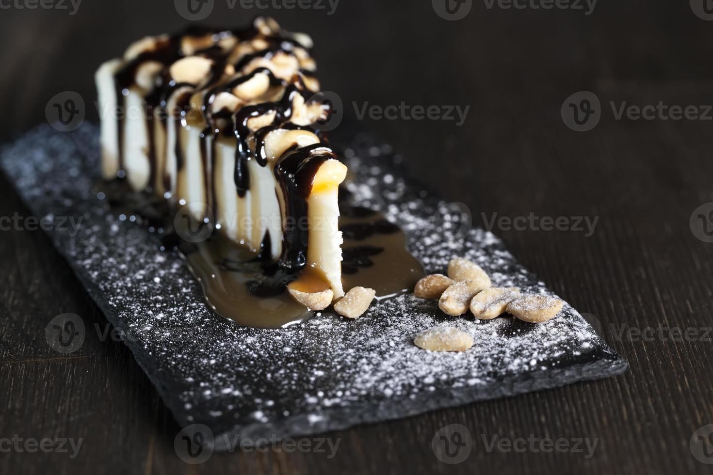 tarta de queso de postre cubierta con caramelo y chocolate foto