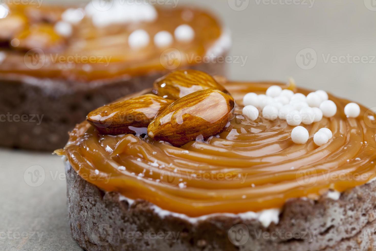 Tartaletas con caramelo salado suave foto